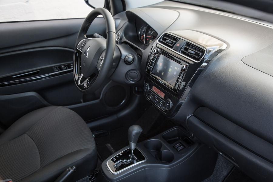 Интерьер Mitsubishi Mirage G4 2016 года  (NA) (фото 4 из 39)